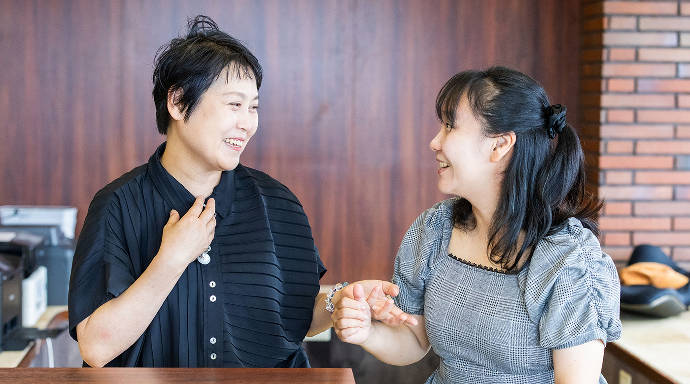 小川雅子さん（左）と石井未津子さん