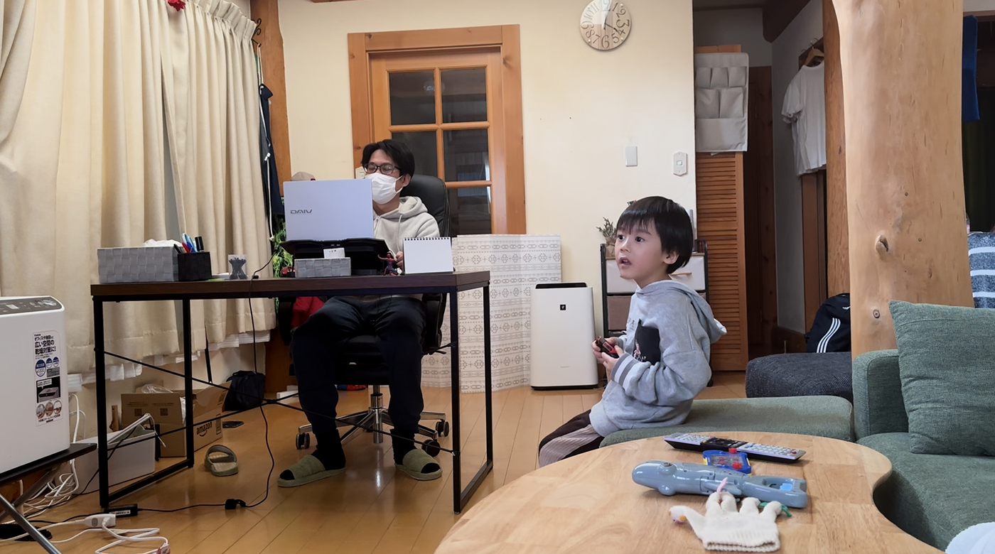 在宅で動画編集をする「二か月のパパ」さん（左）と息子のおうきくん