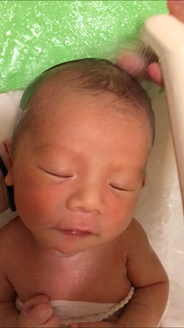 生後2カ月のころ、沐浴（もくよく）中のおうきくん