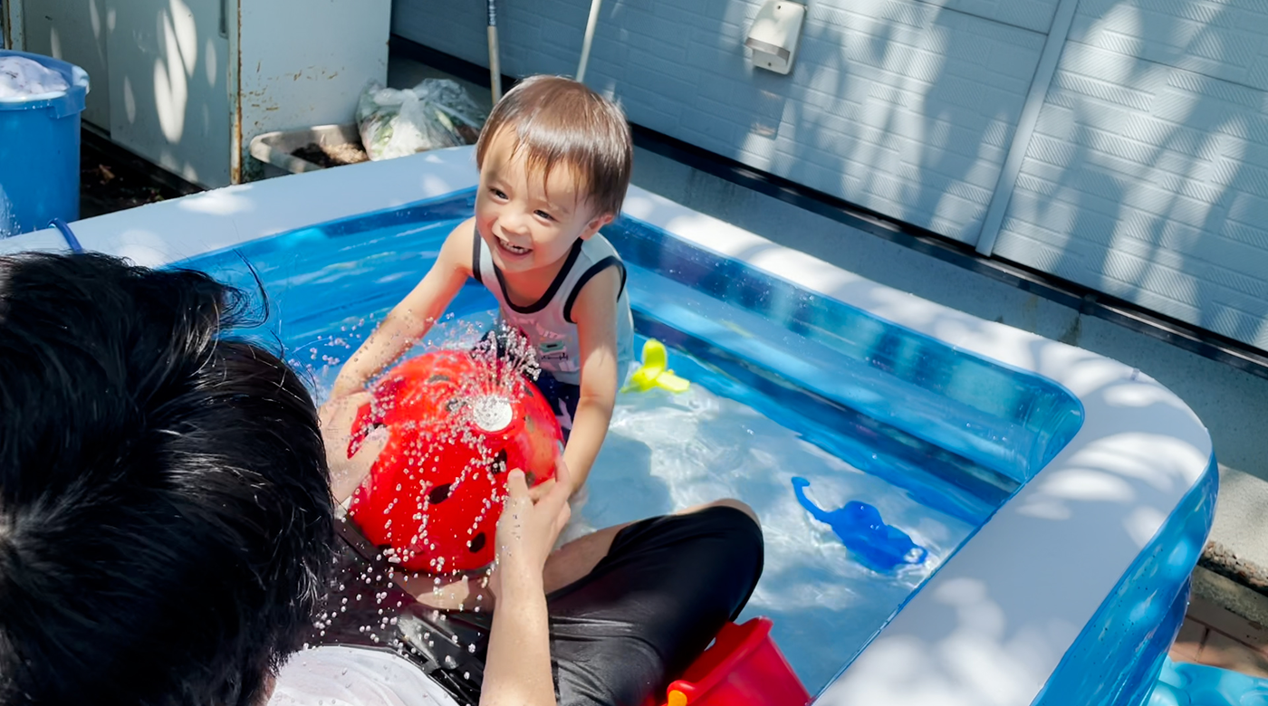 おうきくん2歳の夏、自宅でパパと水遊び