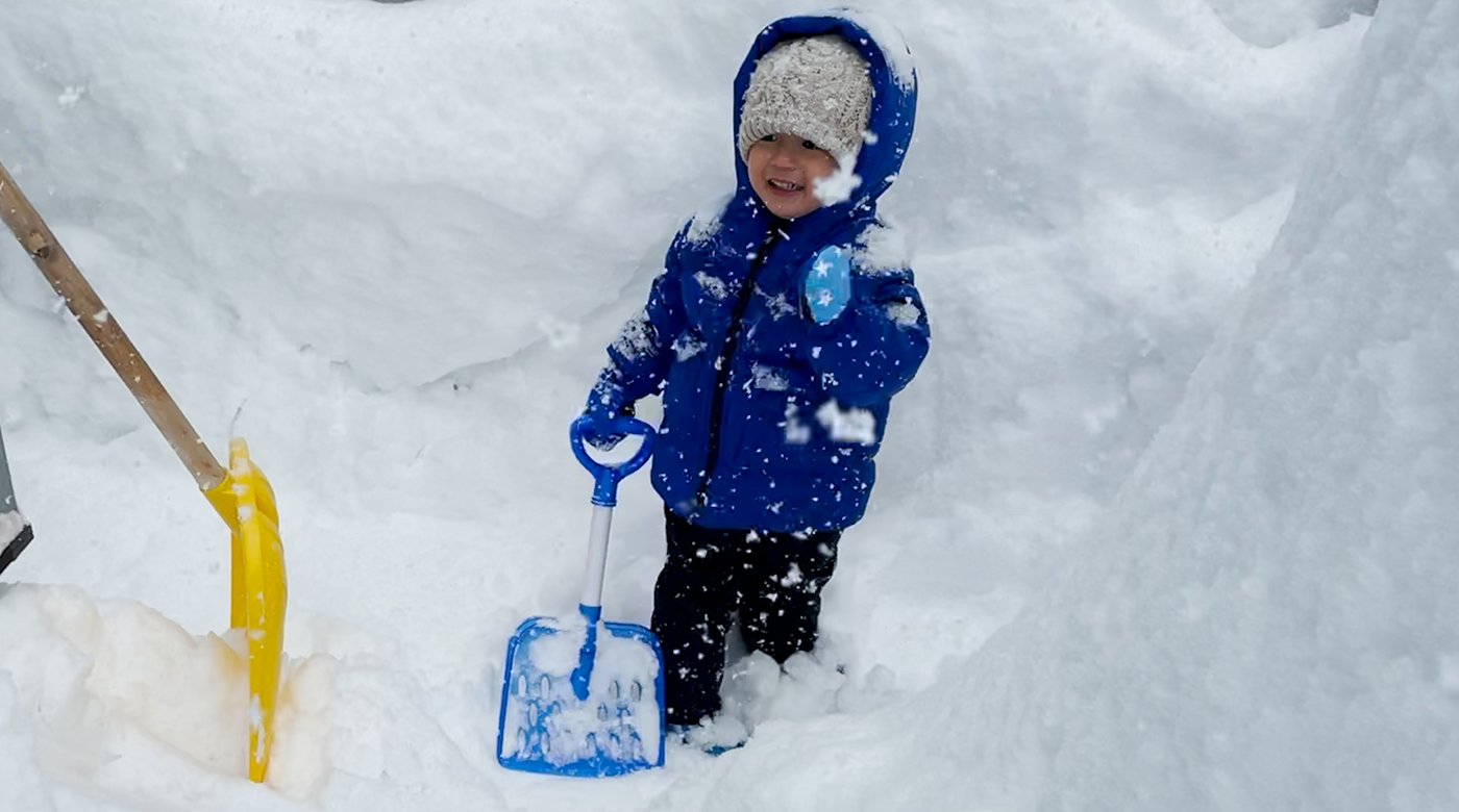 大雪が降った日に、パパと二人で雪かき